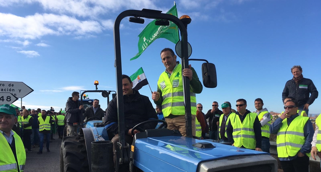 La columna de Almendralejo ya congrega a miles de agricultores