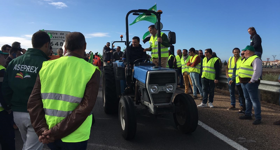 La columna de Almendralejo ya congrega a miles de agricultores