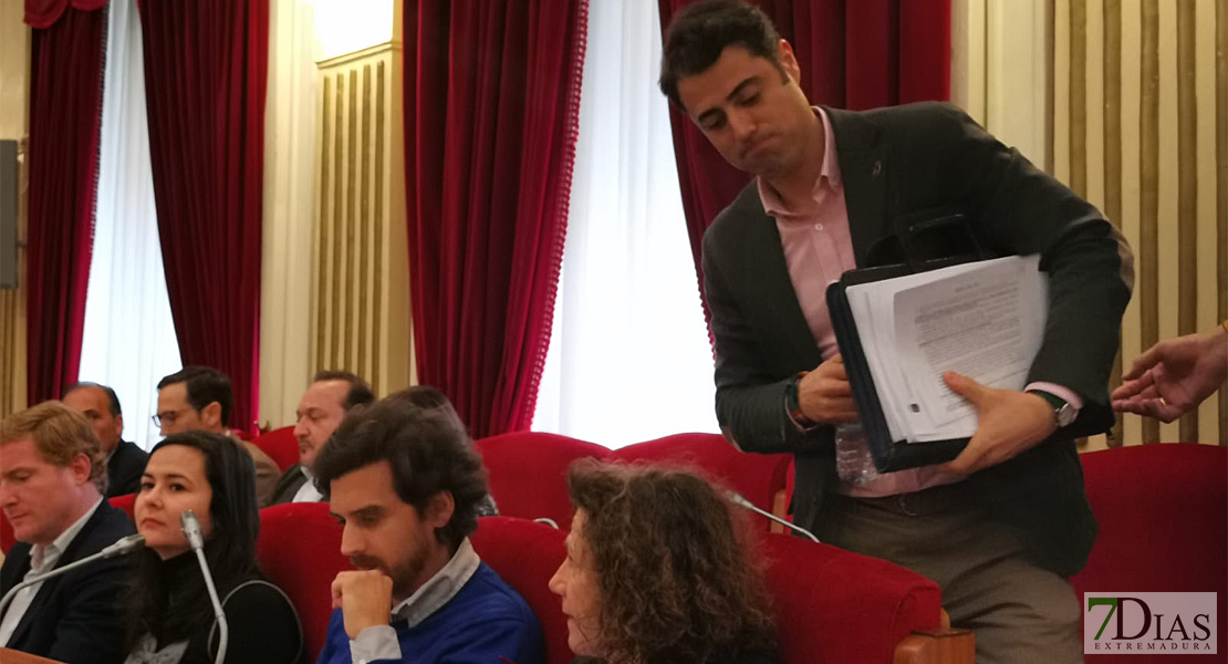 Alejandro Vélez (Vox) abandona la sesión plenaria en Badajoz