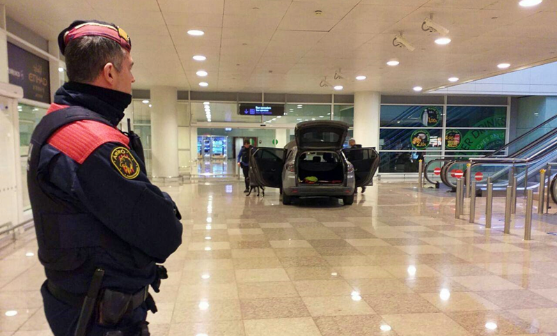 Irrumpen con su coche en el interior de la T1 del aeropuerto de Barcelona ( no publicar)