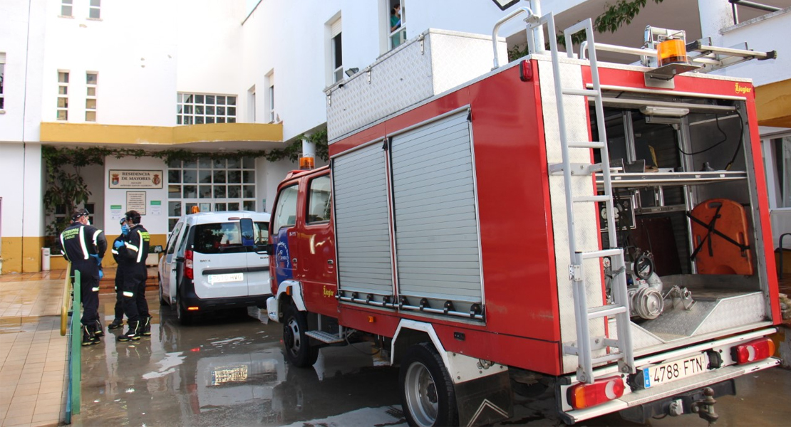 Bomberos del CPEI desinfectan la Residencia de Mayores de Los Santos de Maimona