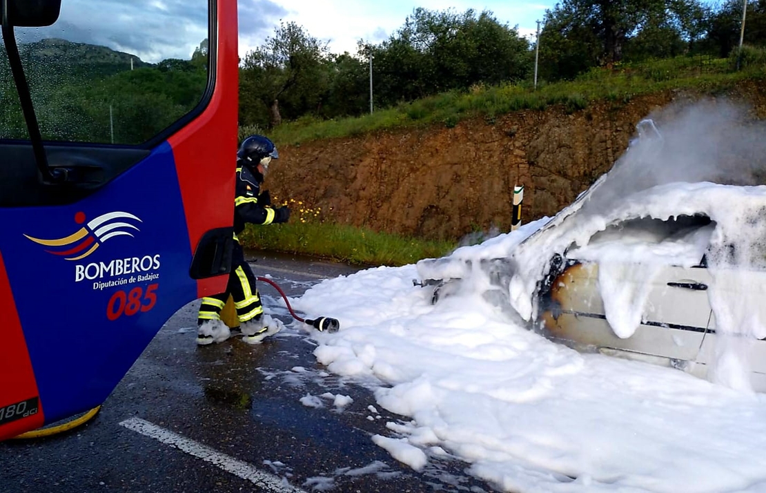 Un vehículo sale ardiendo en la entrada de Alburquerque (Badajoz)