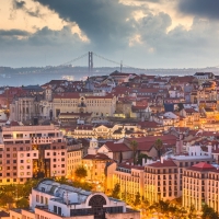 Portugal celebra la libertad con sus ciudadanos confinados