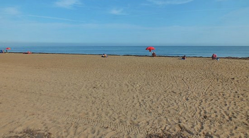 Se saltan el estado de alarma para tomar “aire y sol” en la playa