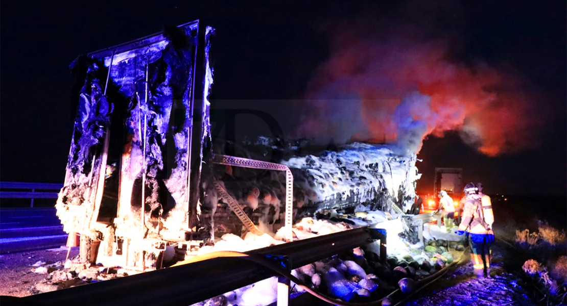 GALERÍA - Un incendio calcina un trailer en la N-432 a la altura de La Albuera