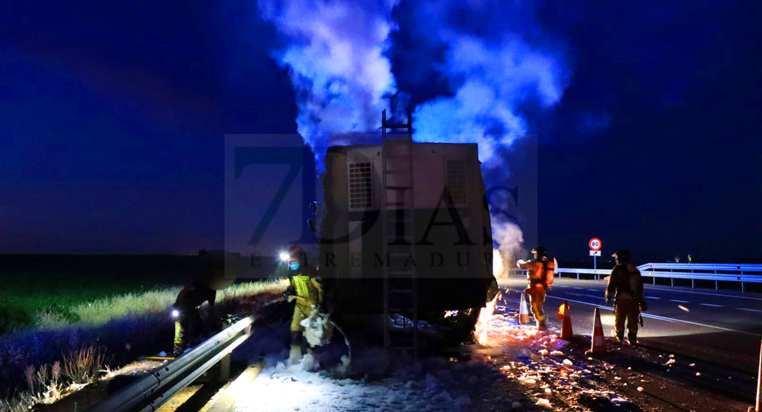 Un incendio calcina un trailer en la N-432 a la altura de La Albuera