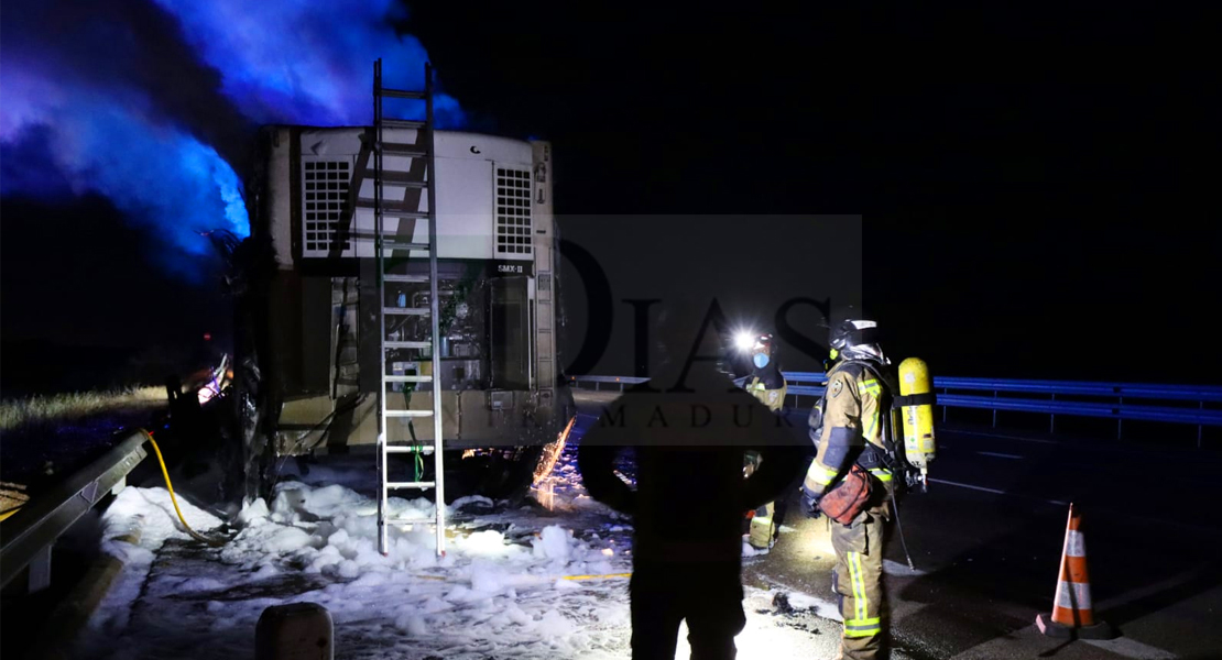 Un incendio calcina un trailer en la N-432 a la altura de La Albuera