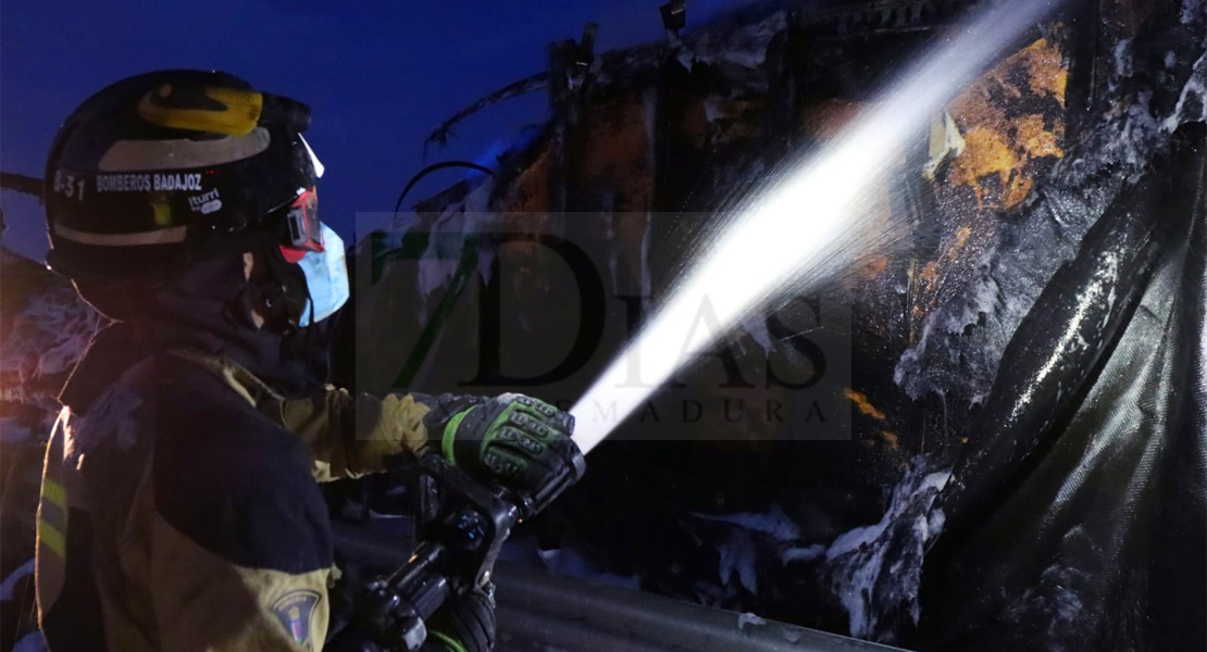 Un incendio calcina un trailer en la N-432 a la altura de La Albuera