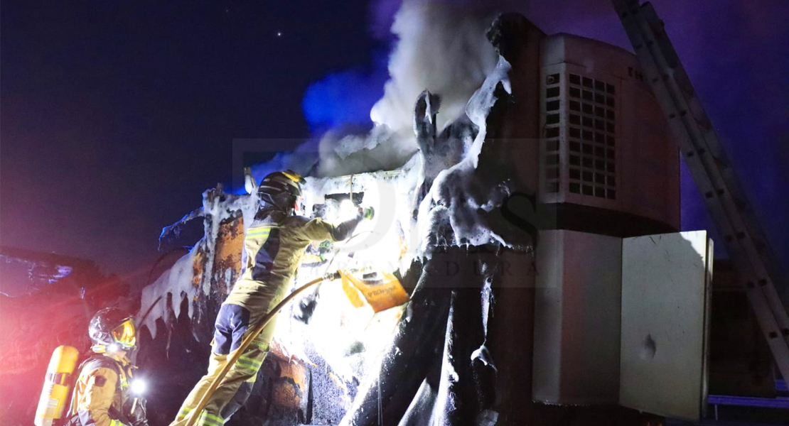 Un incendio calcina un trailer en la N-432 a la altura de La Albuera