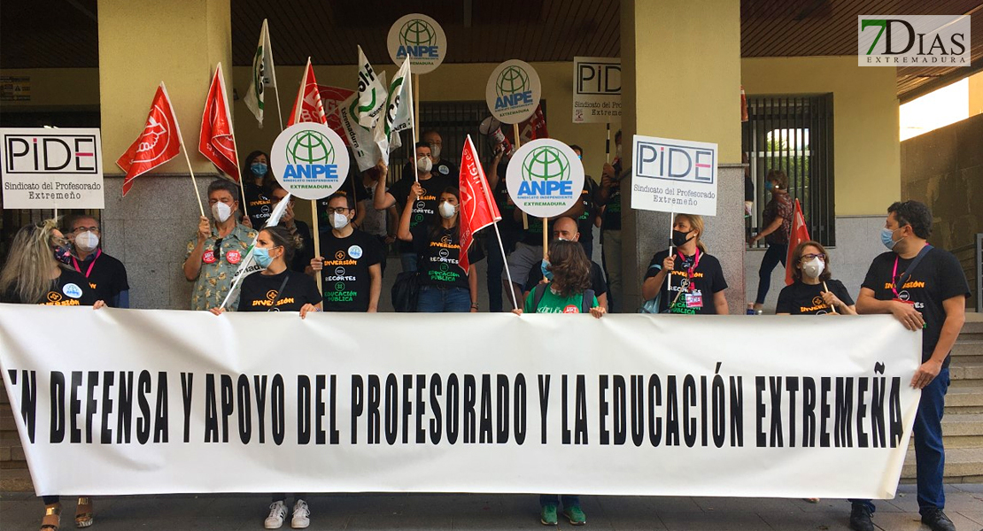 REPOR - Los sindicatos se manifiestan contra los &quot;recortes&quot; de la Junta en Educación