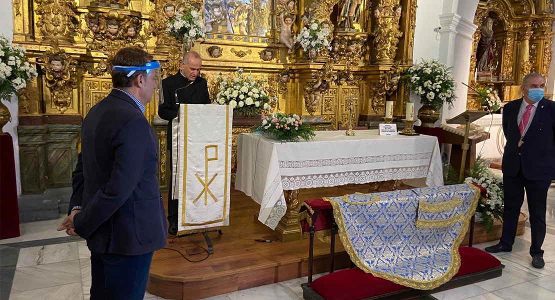 Los rotarios donan un manto a la Virgen de la Montaña, patrona cacereña