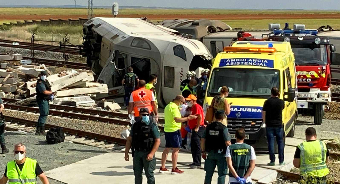 Cae a las vías del tren con su vehículo y provoca un accidente mortal