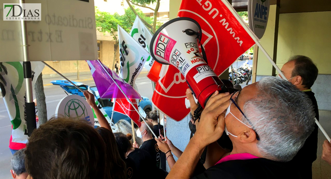 REPOR - Los sindicatos se manifiestan contra los &quot;recortes&quot; de la Junta en Educación