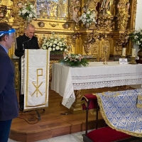 Los rotarios donan un manto a la Virgen de la Montaña, patrona cacereña