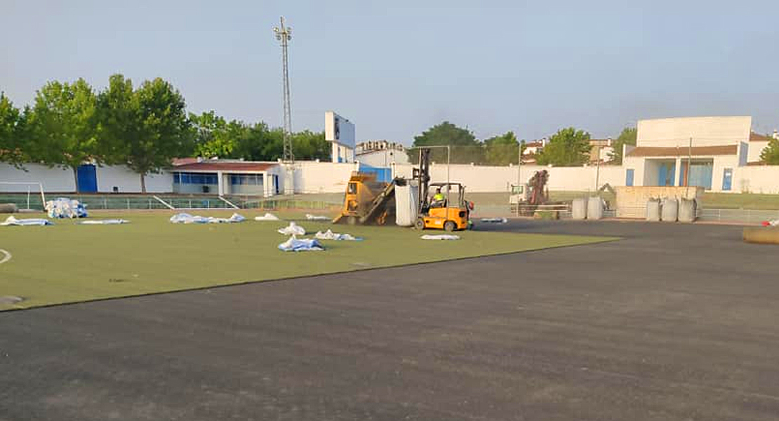 El campo de fútbol de Olivenza tendrá césped artificial muy pronto