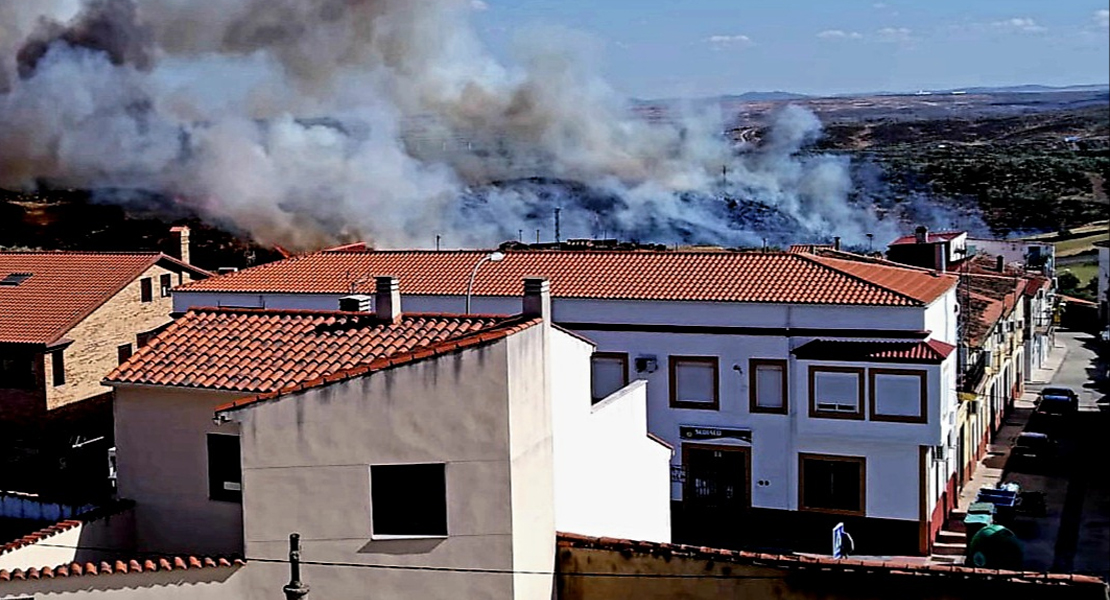 Bomberos Forestales extinguen un incendio declarado nivel 1 en Cañaveral (Cáceres)