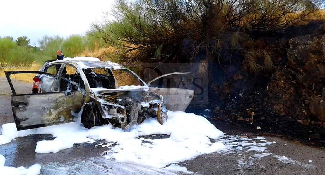 Sale a arder un vehículo cuando circulaba por la carretera extremeña N-435