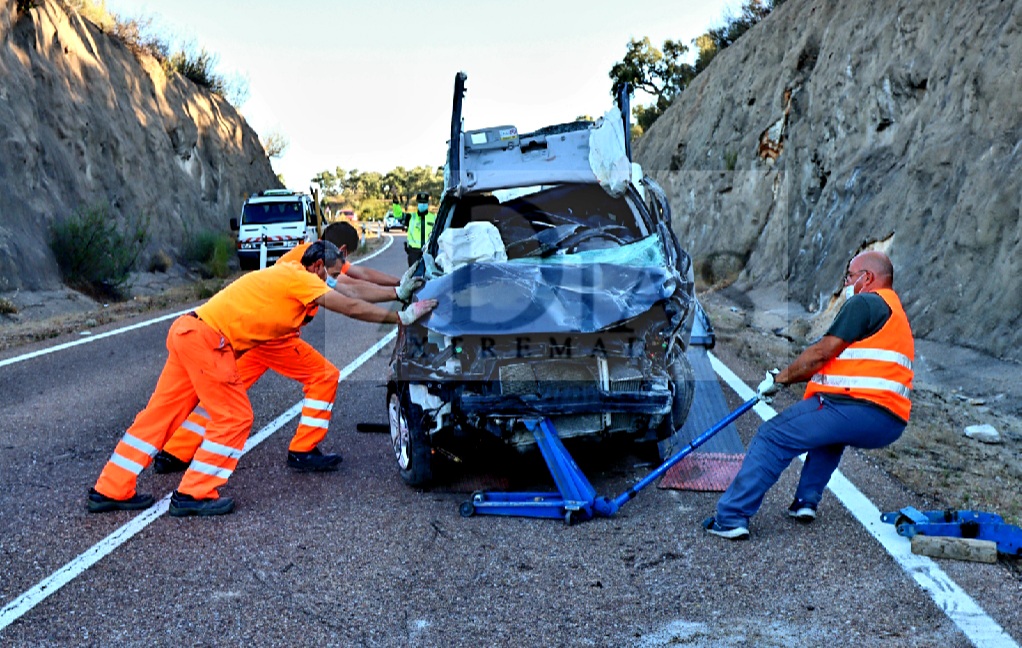 Bomberos del CPEI le salvan la vida tras accidentarse cerca de San Vicente de Alcántara