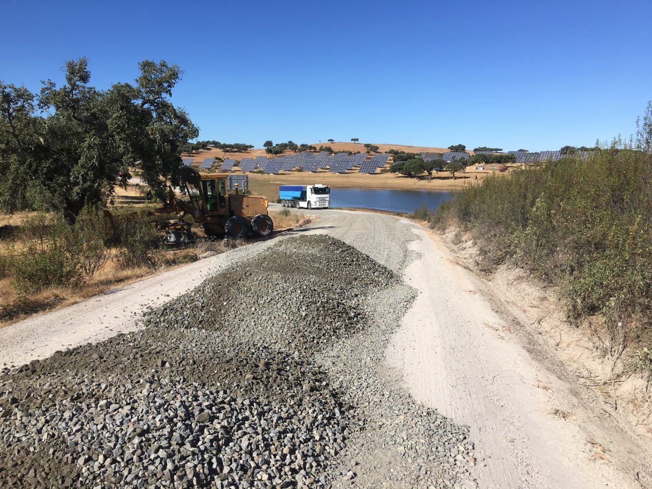 Concluyen las obras del camino que une los campos de Oliva y Valencia del Mombuey (Badajoz)