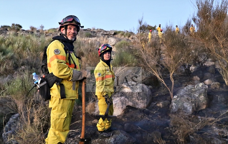 Consiguen controlar un grave incendio antes de traspasar la frontera luso/extremeña