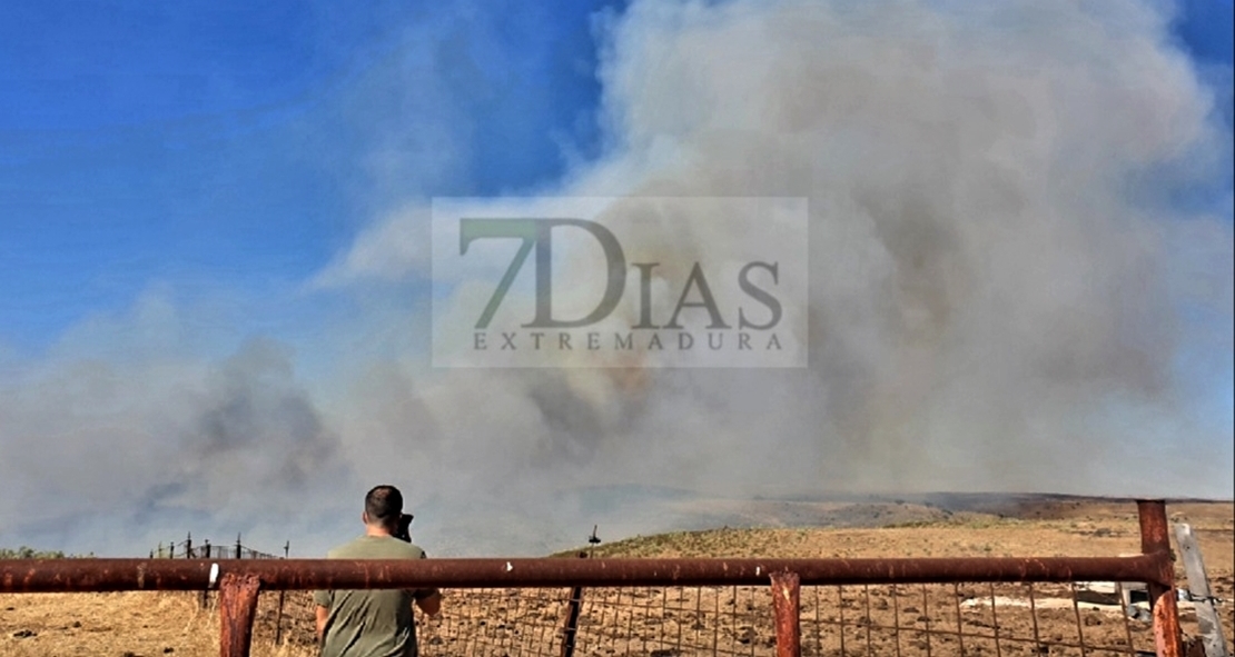 Un incendio avanza sin control cercano a Salorino (CC)