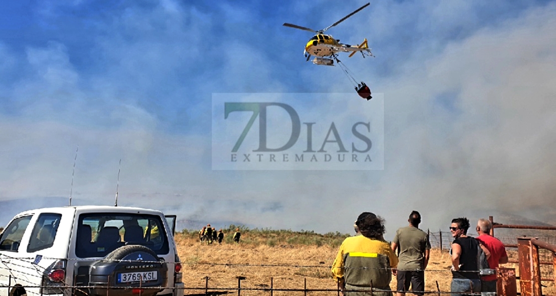 Un incendio avanza sin control cercano a Salorino (CC)