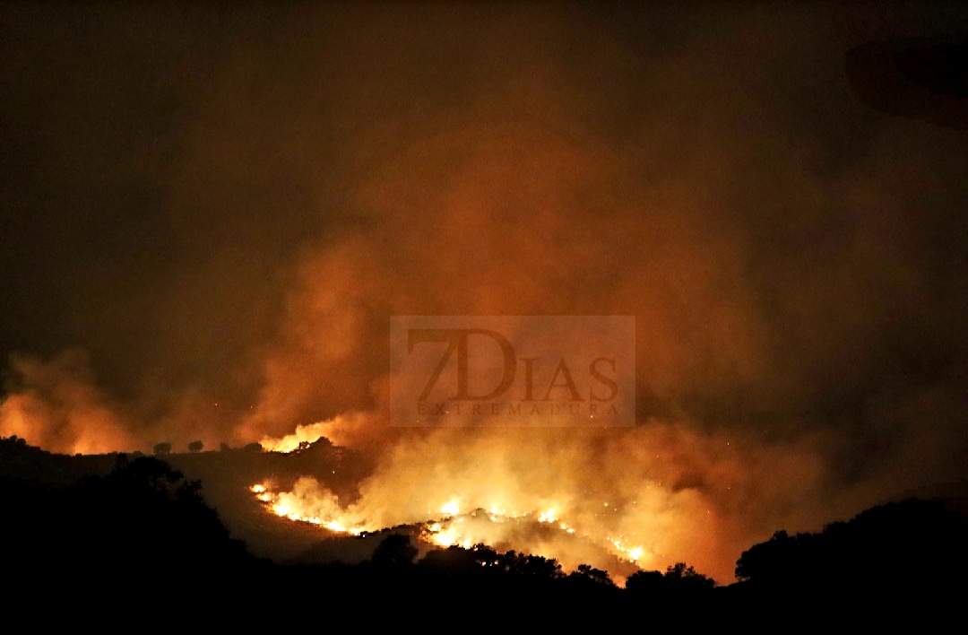 Imágenes que deja el grave incendio en la frontera con Portugal