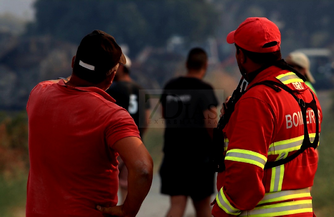 Imágenes que deja el grave incendio en la frontera con Portugal