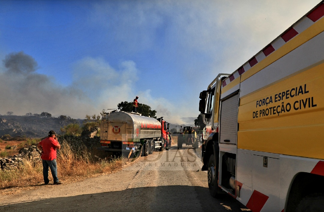 Imágenes que deja el grave incendio en la frontera con Portugal