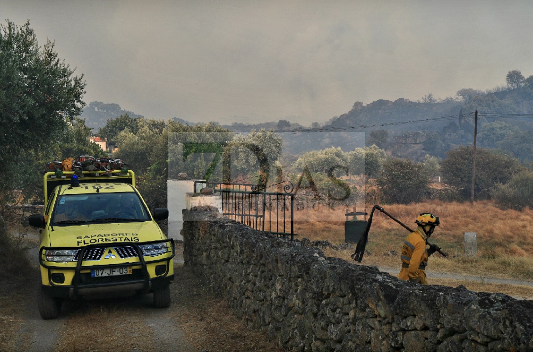 Imágenes que deja el grave incendio en la frontera con Portugal