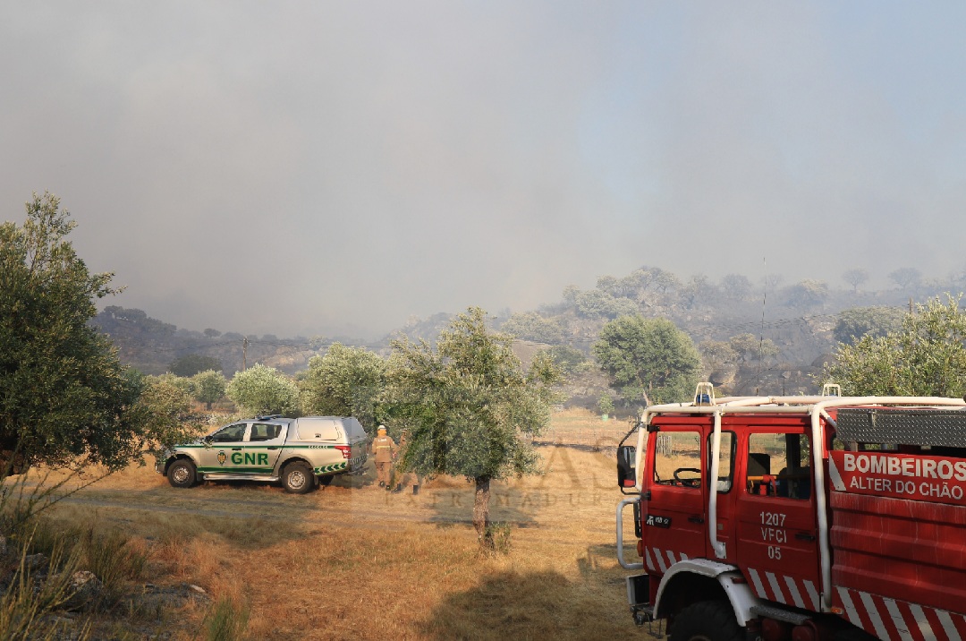 Imágenes que deja el grave incendio en la frontera con Portugal