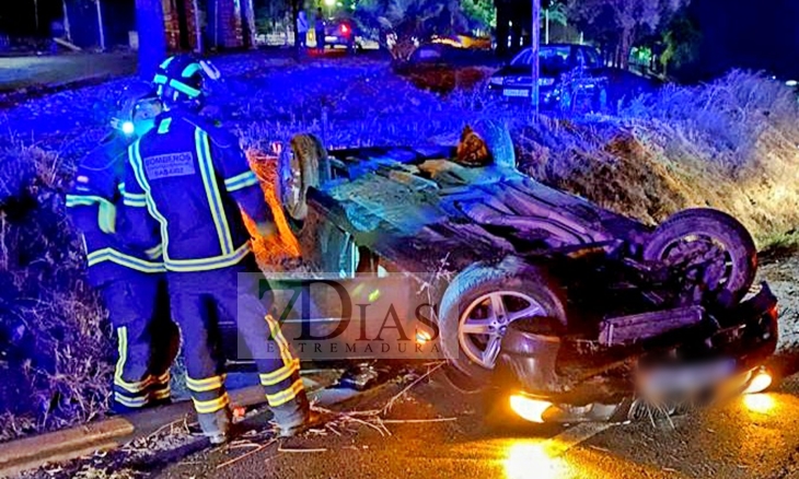 Los bomberos actúan en un accidente cerca de los Santos de Maimona (Badajoz)