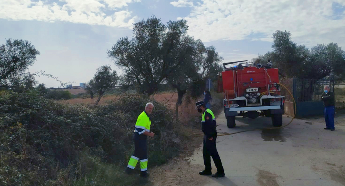 Bomberos y Policía Local actúan en un incendio cerca de la fábrica DIAM en San Vicente