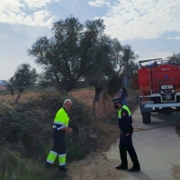 Bomberos y Policía Local actúan en un incendio cerca de la fábrica DIAM en San Vicente