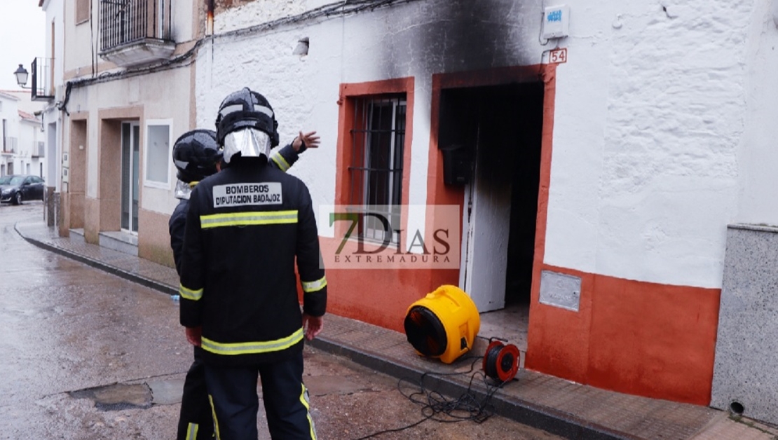 Los bomberos actúan en un incendio de vivienda en San Vicente de Alcántara (Badajoz)