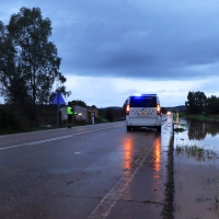 La fuerte lluvia ocasiona varios cortes en la carretera EX-110