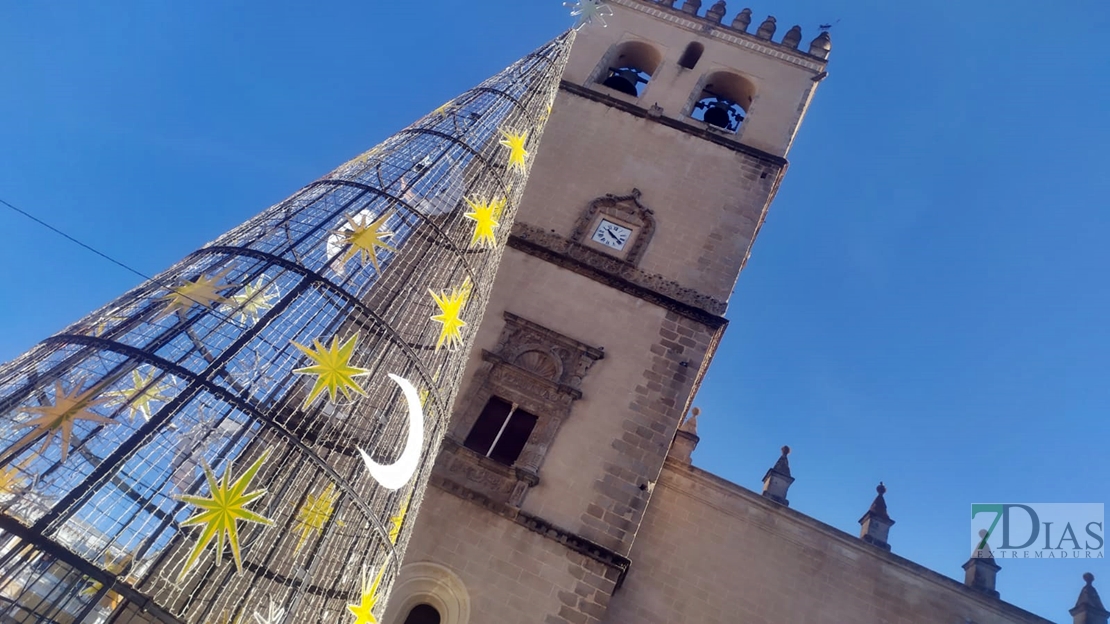 La Navidad se adelanta en Badajoz y ya cuenta con su tradicional árbol en la Plaza de España