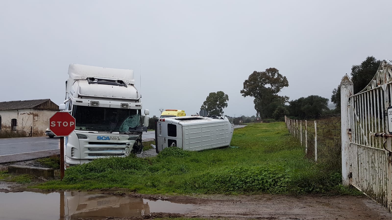 Grave accidente de tráfico entre un camión y una furgoneta en la carretera N-435