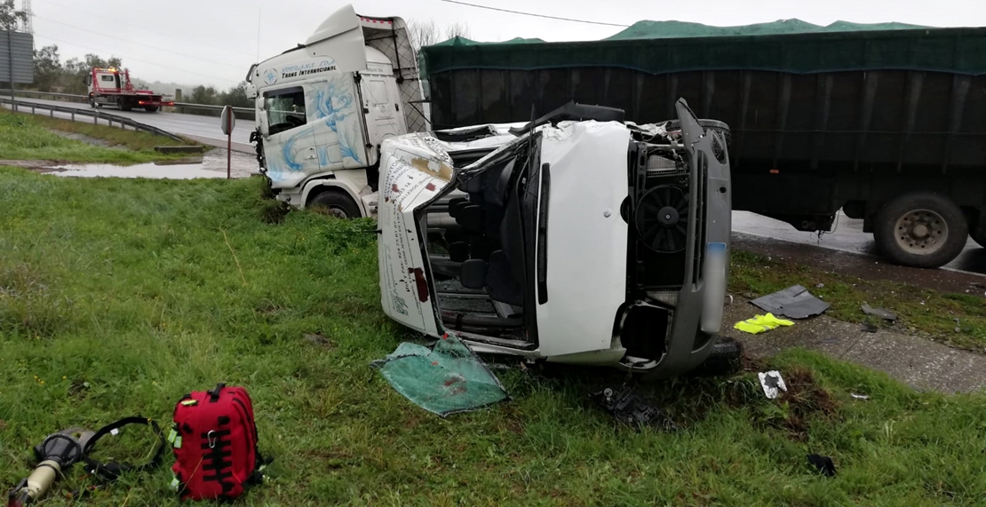 Grave accidente de tráfico entre un camión y una furgoneta en la carretera N-435