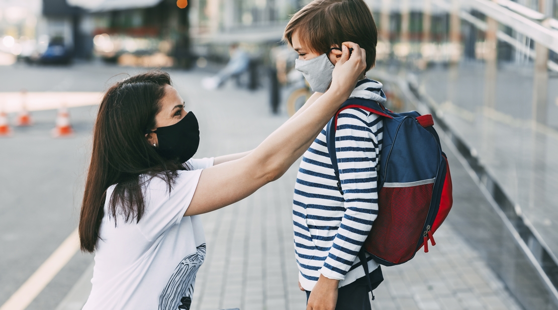 Francia ya no deja llevar mascarillas de tela y artesanales en los colegios