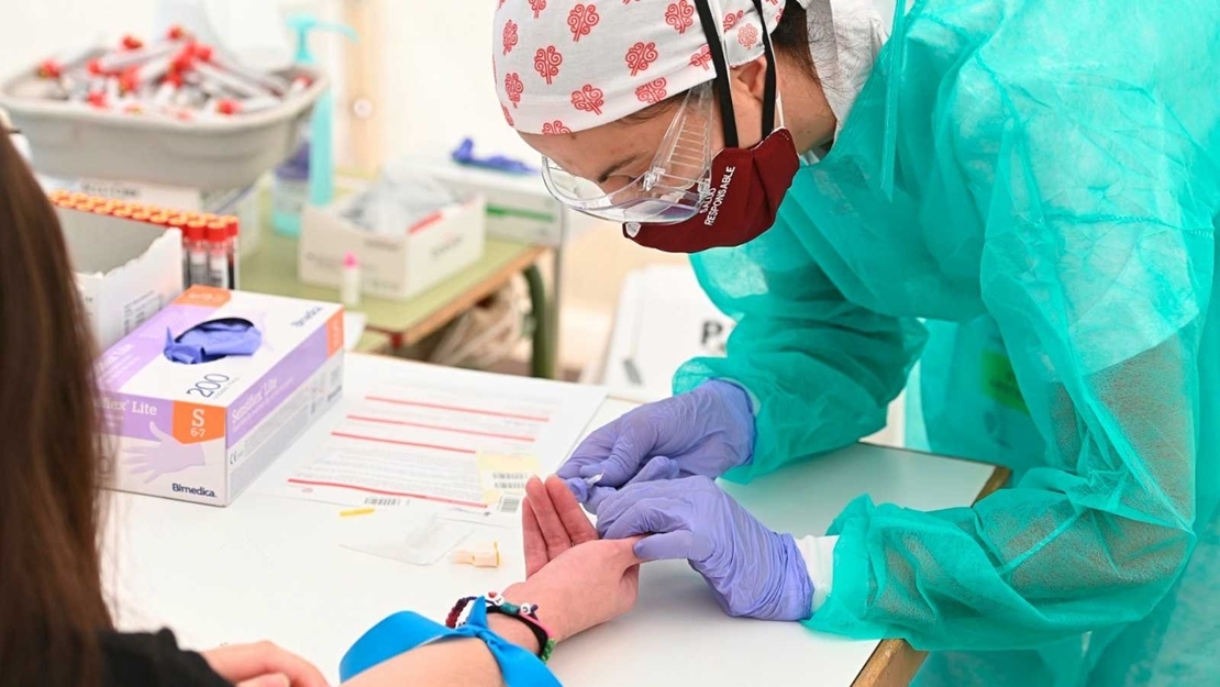 Sanidad notifica un nuevo brote y cierra dos en Extremadura