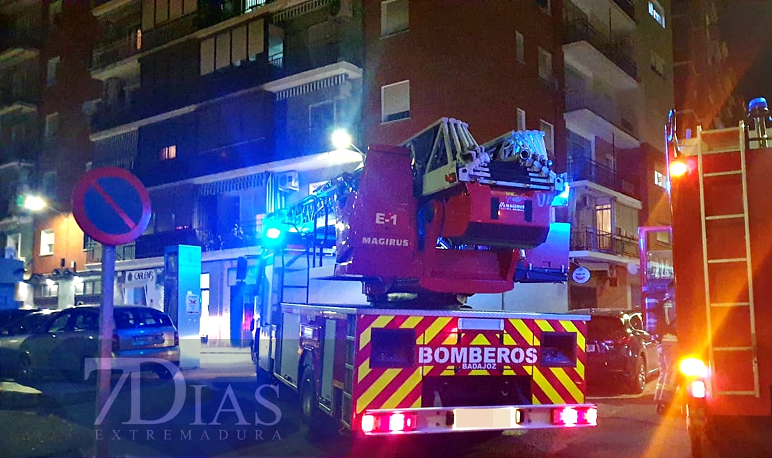 Bomberos de Badajoz trabajan en un incendio y en el rescate de un cadáver