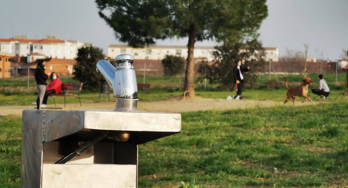 El Ayuntamiento de Cáceres instala mobiliario y fuentes de agua potable en las áreas caninas