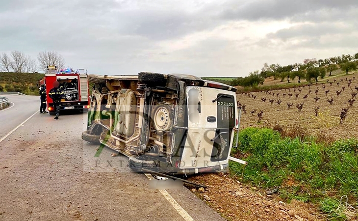 Los bomberos excarcelan a un conductor tras sufrir un accidente de tráfico en la BA-069