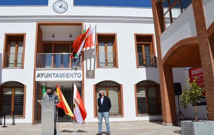 Gallardo visita el nuevo edificio del ayuntamiento de La Zarza