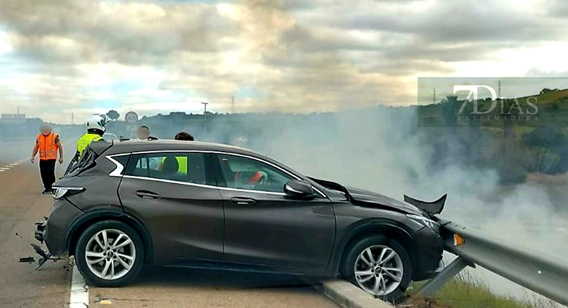 Colisión tráiler/coche en la autovía A5 (Badajoz)