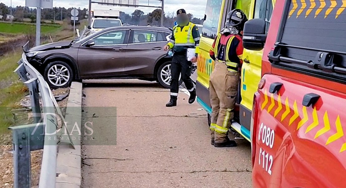 Colisión tráiler/coche en la autovía A5 (Badajoz)