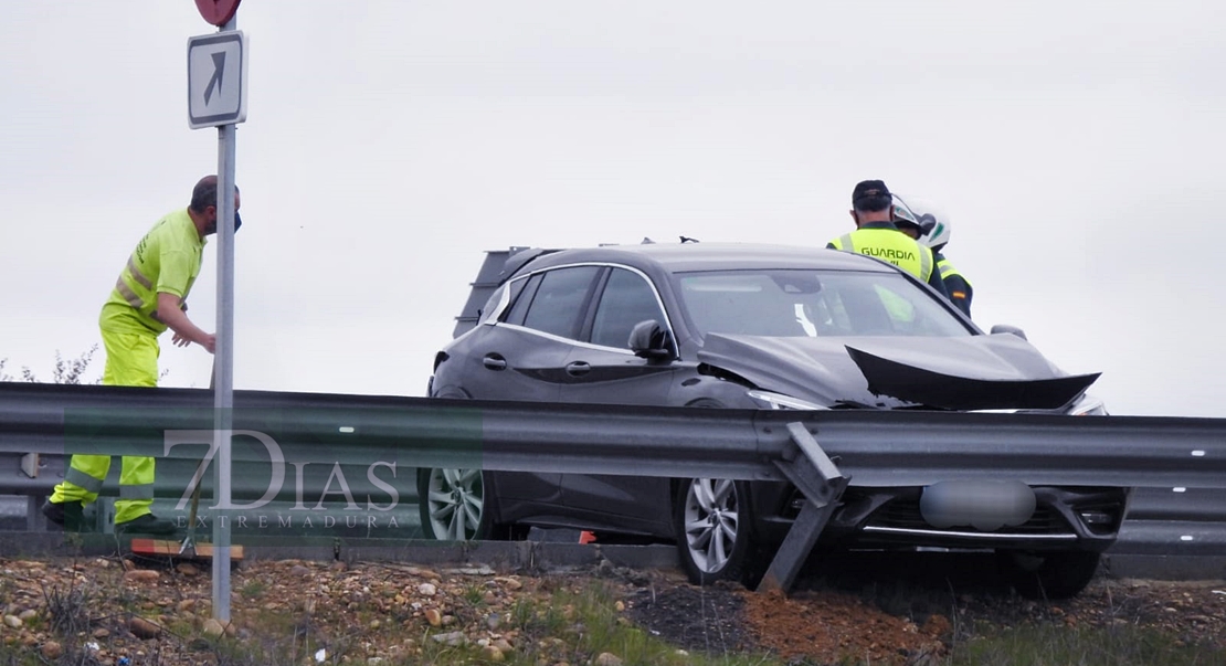 Colisión tráiler/coche en la autovía A5 (Badajoz)