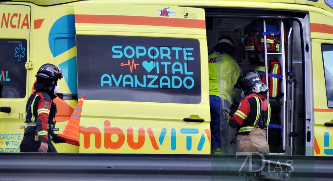 Colisión tráiler/coche en la autovía A5 (Badajoz)