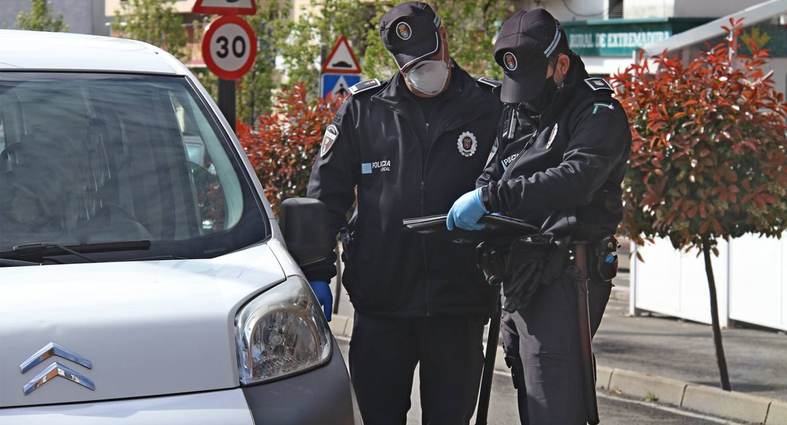 Sorprendidos por la Policía de Talavera la Real sin carnet y con antecedentes policiales